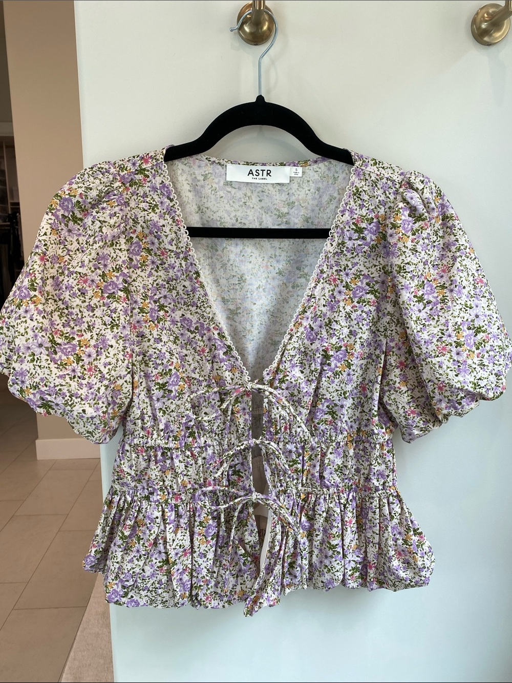 LIKE NEW ASTR FLORAL TIE FRONT BLOUSE